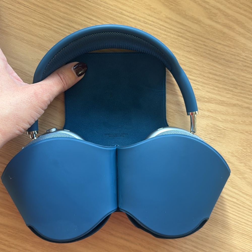 AirPods Max with smart case